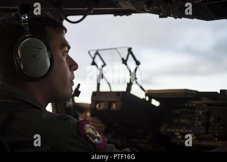 Il cap. Eric Lomelli, U.S. Air Force C-17 pilota dal XV Airlift Squadron, Base comune, Charleston S.C., vola in co-pilota posizione Luglio 12, 2017 sull'oceano Pacifico durante il tragitto in Australia per partecipare e fornire il supporto di trasporto aereo per esercitare il talismano di Saber 2017. Lo scopo di TS17 è migliorare U.S.-Australian Combat Readiness, aumentare l'interoperabilità, combinato a massimizzare le opportunità di formazione e di condotta di preposizionamento marittimo e le operazioni di logistica nel Pacifico. TS17 dimostra anche l'impegno degli Stati Uniti per il suo alleato fondamentale e globale del quadro di sicurezza nell'Indo come Foto Stock