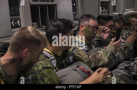 Stati Uniti Army Airborne paracadutisti dalla quarta brigata xxv divisione di fanteria e paracadutisti canadese da Princess Patricia canadese della fanteria leggera sedersi a bordo di un U.S. Air Force C-17 dalla base comune, Charleston S.C., luglio 12, 2017 in attesa di airdrop nel supporto di esercizio talismano Saber 2017. Lo scopo di TS17 è migliorare U.S.-Australian Combat Readiness, aumentare l'interoperabilità, combinato a massimizzare le opportunità di formazione e di condotta di preposizionamento marittimo e le operazioni di logistica nel Pacifico. TS17 dimostra anche l'impegno degli Stati Uniti per il suo alleato fondamentale e la sicurezza globale framewo Foto Stock