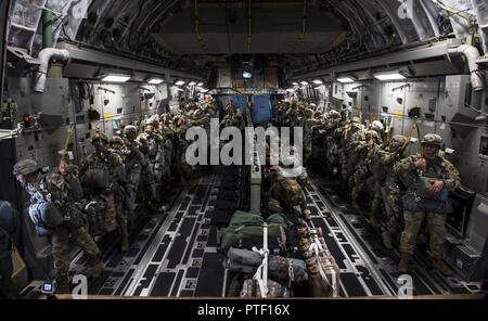 Stati Uniti Army Airborne paracadutisti dalla quarta brigata xxv divisione di fanteria e paracadutisti canadese da Princess Patricia canadese della fanteria leggera sedersi a bordo di un U.S. Air Force C-17 dalla base comune, Charleston S.C., luglio 12, 2017 in attesa di airdrop nel supporto di esercizio talismano Saber 2017. Lo scopo di TS17 è migliorare U.S.-Australian Combat Readiness, aumentare l'interoperabilità, combinato a massimizzare le opportunità di formazione e di condotta di preposizionamento marittimo e le operazioni di logistica nel Pacifico. TS17 dimostra anche l'impegno degli Stati Uniti per il suo alleato fondamentale e la sicurezza globale framewo Foto Stock