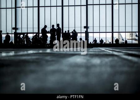 I partecipanti nel salto internazionale settimana 2017 attendere in un hangar a Ramstein Air Base, Germania, 13 luglio 2017. Salto internazionale Settimana è stata creata per aumentare la disponibilità di nazioni partner vari paracadutisti e favorire il cameratismo in tutta la comunità internazionale. Foto Stock