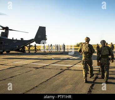 Un CV-22 Osprey è caricato con gli Stati Uniti Forze per le operazioni speciali durante una rapida formazione di corda esercizio in Mykolaiv, Ucraina, luglio 14, 2017 durante l'esercizio brezza di mare 17. La Brezza Marina è un USA e Ucraina co-ospitato multinazionale esercizio marittimo detenute nel Mar Nero ed è progettato per migliorare l'interoperabilità delle nazioni partecipanti e a rafforzare la sicurezza marittima all'interno della regione. Foto Stock