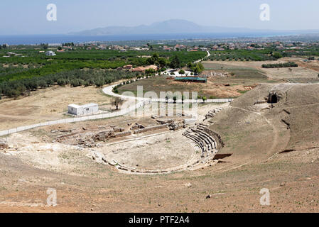 Il periodo ellenistico antico teatro all'antica città di Sikyon. Peloponneso. La Grecia. Il teatro fu costruito tra il 303 e il 251 A.C. un con modifiche Foto Stock