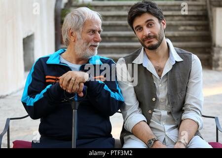 Pellicola originale titolo: LA CASA DI FAMIGLIA. Titolo italiano: LA CASA DI FAMIGLIA. Anno: 2017. Direttore: AUGUSTO FORNARI. Stelle: LUIGI DIBERTI; LINO GUANCIALE. Credito: Italian International Film / Album Foto Stock