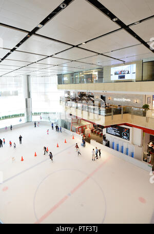 Pista di pattinaggio su ghiaccio in elementi centro commerciale per lo shopping di Hong Kong. Foto Stock