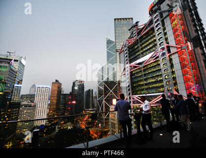 Gustando cocktail e bevande con il fantastico panorama di Hong Kong. Foto Stock