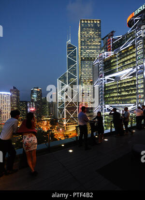 Gustando cocktail e bevande con il fantastico panorama di Hong Kong. Foto Stock