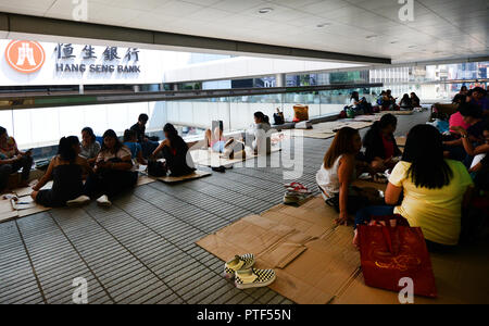 Collaboratori domestici filippini che godono di domenica ( giorno off ) di Hong Kong per il distretto centrale. Foto Stock