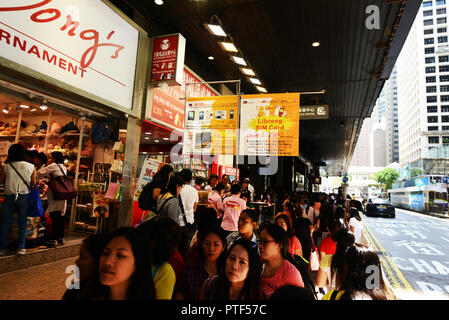 Collaboratori domestici filippini che godono di domenica ( giorno off ) di Hong Kong per il distretto centrale. Foto Stock