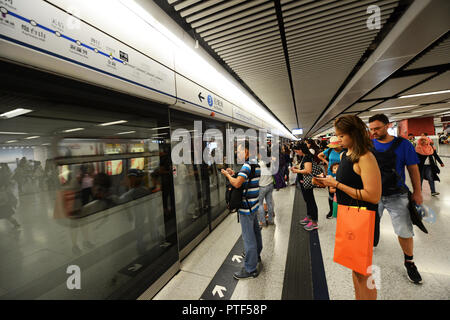 In attesa che l'isola la linea MTR di Hong Kong Central station. Foto Stock