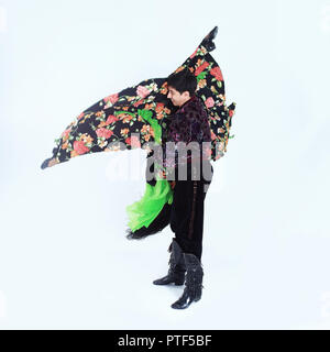 Danze di coppia, nella nazionale di zingaro eseguendo costumi folk dance Foto Stock