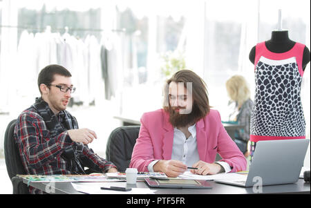 Due designer di moda per discutere i progetti dei nuovi modelli Foto Stock
