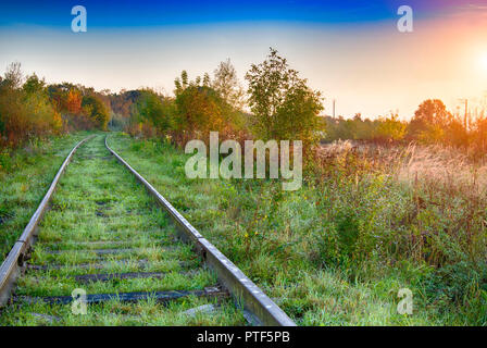 Stazione ferroviaria contro il bellissimo cielo al tramonto Foto Stock