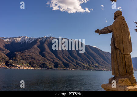 Lecco, Italy-April 1, 2018: Statua che si affaccia sul Lago di Como nella famosa Villa del Balbianello a Lecco, Lombardia Foto Stock