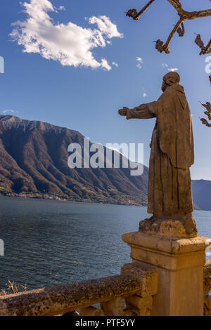 Lecco, Italy-April 1, 2018: Statua che si affaccia sul Lago di Como nella famosa Villa del Balbianello a Lecco, Lombardia Foto Stock