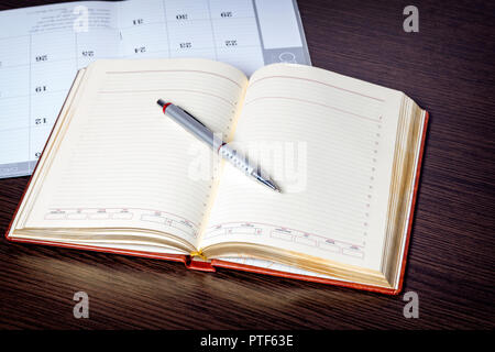 Notebook bianco su uno sfondo di legno Foto Stock