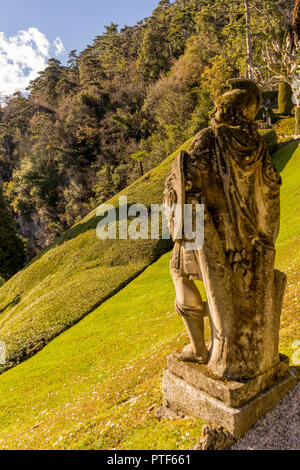 Lecco, Italy-April 1, 2018: Statua nella famosa Villa del Balbianello a Lecco, Lombardia Foto Stock