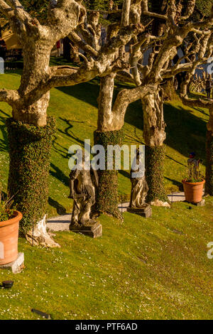 Lecco, Italy-April 1, 2018: Statua nella famosa Villa del Balbianello a Lecco, Lombardia Foto Stock