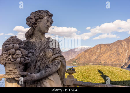 Lecco, Italy-April 1, 2018: Statua alla famosa Villa del Balbianello a Lecco, Lombardia Foto Stock