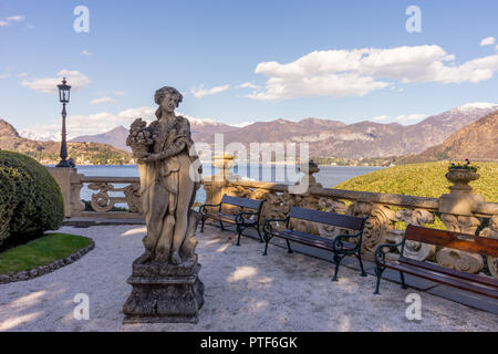 Lecco, Italy-April 1, 2018: Statua alla famosa Villa del Balbianello a Lecco, Lombardia Foto Stock