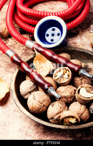 Bagno turco shisha narghilè con sapore noce per rilassarsi. Foto Stock