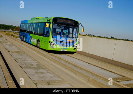 Green bus su blindosbarra road, cambridge campus biomedico, Inghilterra Foto Stock