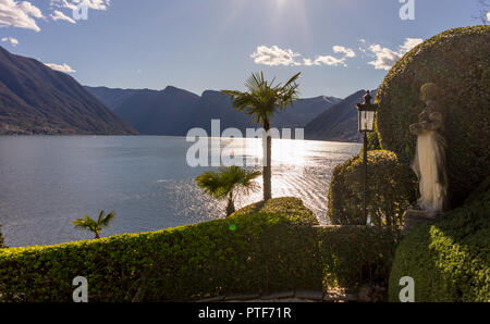 Lecco, Italy-April 1, 2018: Statua alla famosa Villa del Balbianello a Lecco, Lombardia Foto Stock