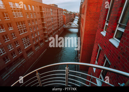 Vista superiore del Warehouse District dal lato canale con mattoni rossi di edifici di Speicherstadt di Amburgo durante il tramonto Foto Stock