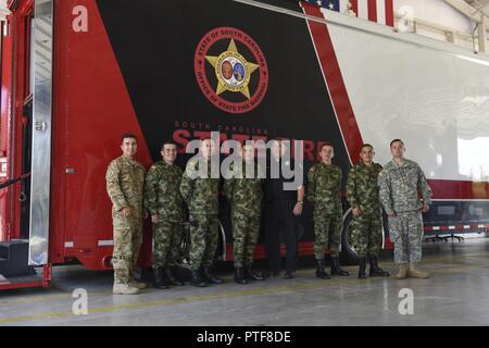 Soldati con l'esercito colombiano ha visitato con la Carolina del Sud la Guardia Nazionale di elicottero di salvataggio acquatico Team (SC-HART) a La Carolina del Sud Fire Academy a Columbia nella Carolina del Sud, 20 luglio 2017. La SC-HART Team riesaminata la formazione tecniche da utilizzare per salvare vite umane, tra cui una figliata di acqua la dimostrazione di salvataggio. La Carolina del Sud la Guardia Nazionale e il paese della Colombia hanno una partnership di stato sotto la protezione nazionale Bureau che ha avuto inizio nel luglio 2012. Foto Stock