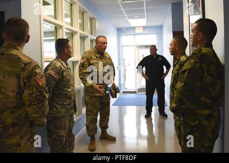 Soldati con l'esercito colombiano ha visitato con la Carolina del Sud la Guardia Nazionale di elicottero di salvataggio acquatico Team (SC-HART) a La Carolina del Sud Fire Academy a Columbia nella Carolina del Sud, 20 luglio 2017. La SC-HART Team riesaminata la formazione tecniche da utilizzare per salvare vite umane, tra cui una figliata di acqua la dimostrazione di salvataggio. La Carolina del Sud la Guardia Nazionale e il paese della Colombia hanno una partnership di stato sotto la protezione nazionale Bureau che ha avuto inizio nel luglio 2012. Foto Stock