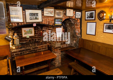 Inghilterra, Berkshire, Aldworth, Bell Inn, storico invariato village pub, bar interno Foto Stock