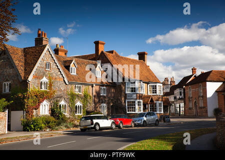 Inghilterra, Berkshire, Goring sul Tamigi, High Street, Miller di Mansfield pub e revival gotico casa sulla curva in strada Foto Stock