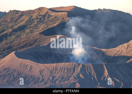 La più famosa attrazione turistica. vista dall'alto del Monte Bromo attivo cratere di vulcano in bromo Tengger Semeru National Park, Java Orientale, Indonesia. Foto Stock