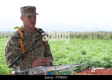 WAHIAWA, Hawaii - Col. Stephen E. Dawson, commander, U.S. Esercito Garrison-Hawaii, offre commento a Sugarland poderi durante la R-1 agricoltura progetto cerimonia di benedizione, 21 luglio 2017. Attraverso il partenariato tra Stati Uniti Esercito Garrison-Hawaii, Aqua ingegneri e varie organizzazioni nella comunità, circa 5.500 acri di terreni agricoli locali stanno ricevendo R-1 (riciclato) acqua per uso agricolo. Foto Stock