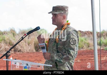 WAHIAWA, Hawaii - Col. Stephen E. Dawson, commander, U.S. Esercito Garrison-Hawaii, offre commento a Sugarland poderi durante la R-1 agricoltura progetto cerimonia di benedizione, 21 luglio 2017. Attraverso il partenariato tra Stati Uniti Esercito Garrison-Hawaii, Aqua ingegneri e varie organizzazioni nella comunità, circa 5.500 acri di terreni agricoli locali stanno ricevendo R-1 (riciclato) acqua per uso agricolo. Foto Stock