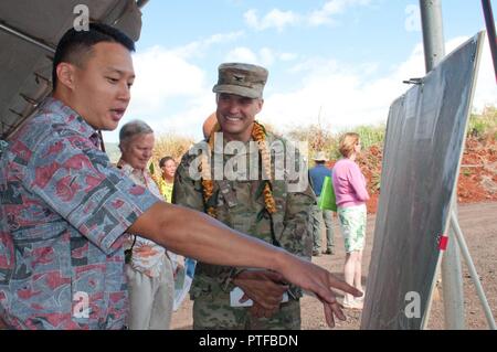 WAHIAWA, Hawaii - David Cho (sinistra), un aiuto legislativo con il Sen. Donovan Dela Cruz di ufficio, chat con Col. Stephen E. Dawson, garrison commander, U.S. Esercito Garrison-Hawaii, prima della R-1 agricoltura progetto cerimonia di benedizione a Sugarland Fattorie, luglio 21, 2017. Attraverso il partenariato tra Stati Uniti Esercito Garrison-Hawaii, Aqua ingegneri e varie organizzazioni nella comunità, circa 5.500 acri di terreni agricoli locali stanno ricevendo R-1 (riciclato) acqua per uso agricolo. Foto Stock