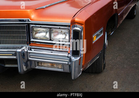 Un primo piano delle luci di posizione e paraurti anteriore su un vintage American automobile. Lucido lucido auto su una esposizione retrò 60-70 anni del xx centur Foto Stock