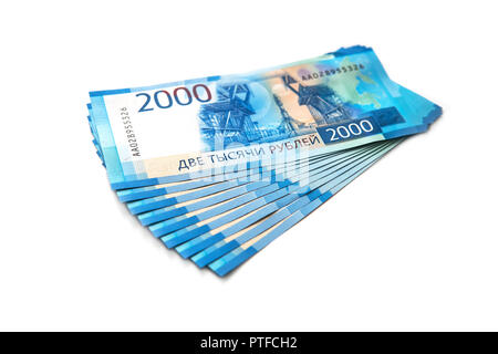Le nuove banconote vale la pena di 2000 rubli isolati su sfondo bianco. un pacco di russo banconote in tagli di 2000 rubli Foto Stock