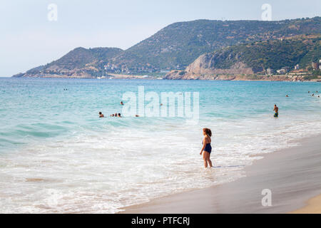 ANTALYA / Turchia - 30 settembre 2018: persone gode di una giornata di sole sulla spiaggia di Antalya Foto Stock