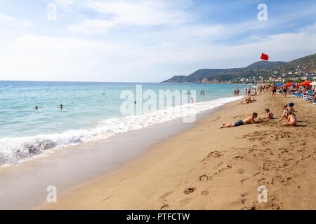 ANTALYA / Turchia - 30 settembre 2018: persone gode di una giornata di sole sulla spiaggia di Antalya Foto Stock