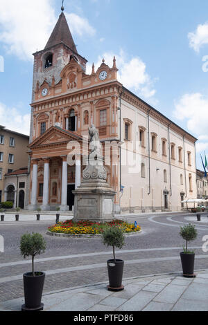 Borgomanero, Novara, Piemonte, Italia: esterne della storica San Bartolomeo chiesa Foto Stock