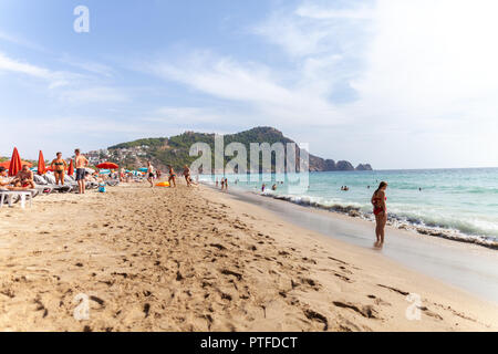 ANTALYA / Turchia - 30 settembre 2018: persone gode di una giornata di sole sulla spiaggia di Antalya Foto Stock