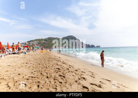 ANTALYA / Turchia - 30 settembre 2018: persone gode di una giornata di sole sulla spiaggia di Antalya Foto Stock