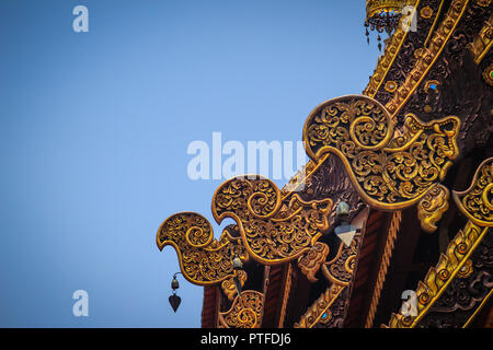 Bella ha voluto naga pattern sul puntone e timpano di tailandese settentrionale della chiesa di stile al Wat Chedi Liam, un antico tempio in Wiang Ku Foto Stock