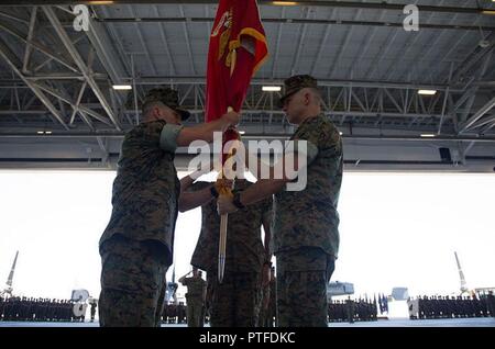 Col. Jeff Hogan si abbandona il comando del Marine Aircraft Group 26 al Col. Chris Bonifacio ad una modifica del comando cerimonia su Marine Corps Air Station New River, 7 luglio. Hogan lascia dietro di sé un'eredità di due anni ad elevato ritmo op senza perdere un singolo aeromobile, membro dell'equipaggio o di passeggeri. Bonifacio il piano è quello di concentrarsi sulla sicurezza del suo Marines e mantenere l'eredità. Foto Stock