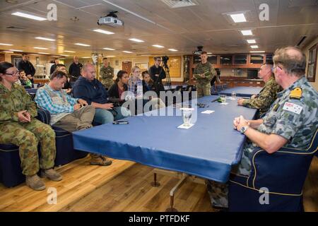 CORAL SEA (Luglio 20, 2017) i principali leader degli Stati Uniti-Australia expeditionary strike gruppo parlano di un media internazionali in piscina a bordo della USS Bonhomme Richard (LHD 6) durante il talismano di Saber 17. Talismano Saber è una biennale degli STATI UNITI - Australia esercizio bilaterale tenutosi al largo della costa australiana intende conseguire l'interoperabilità e rafforzare la U.S. -Australia alliance. Foto Stock