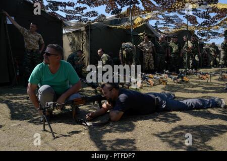 John Bunting (sinistra) e Stefan Seitz (a destra), sia con il supporto di formazione Team (TST) Valcea, formazione Expeditionary divisione di assistenza, training di supporto attività Europa, dimostrare ai soldati rumeni come a zero il più laser integrato sistema di innesto (miglia) ingranaggio su una loro armi in Ramnicu Valcea, Romania, 19 luglio 2017. TST Valcea offre miglia di attrezzature per le varie nazioni della NATO che parteciperanno a contatto simulato durante un divario umido traversata attraverso il Fiume Olt, come parte dell'esercizio Saber custode. Saber Guardian è un esercizio di multinazionali che si estende attraverso la Bulgaria, Foto Stock