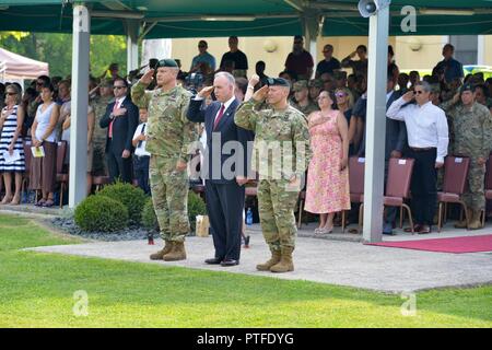 Michael D. Formica, Regione direttore, Installation Management Command-Europe, centro, comandante uscente Col. Steven M. Marchi, a sinistra, e comandante in arrivo Col. Eric M. Berdy, destra, U.S. Garrison Italia, mano attuale saluta durante gli onori delle nazioni , in corrispondenza della variazione di cerimonia di comando , Luglio 21, 2017. Foto Stock