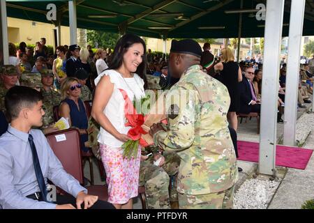 Myra Limtiaco moglie del comandante uscente Col. Steven M. Marchi, riceve un mazzo di rose rosse da un soldato , durante la modifica del comando cerimonia , Luglio 21, 2017. Foto Stock