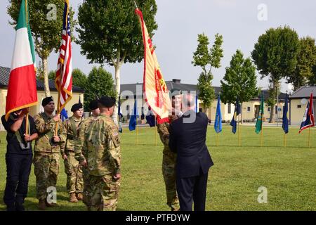 Michael D. Formica, Regione direttore, Installation Management Command-Europe, riceve i colori da Col. Steven M. Marchi, comandante uscente al presidio di cambiamento di cerimonia di comando sul campo Hoekstra, Caserma Ederle, Vicenza, Italia, Luglio 21, 2017, durante un cambiamento di cerimonia di comando per gli Stati Uniti Presidio militare in Italia alla Caserma Ederle a Vicenza, Italia. Foto Stock