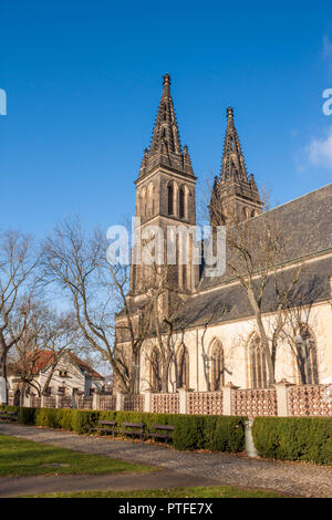 La Basilica e la Royal Chiesa Collegiata di San Pietro e San Paolo a Vysehrad (castello superiore) fortezza, Praga, Repubblica Ceca Foto Stock